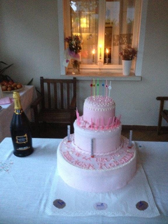 tavolo con torta di compleanno