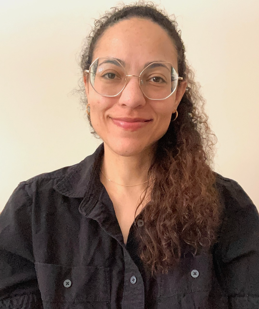 Courtni Hurd, Deaf LCSW, uses eclectic therapy, mindfulness, and CBT to support healing and self-discovery.