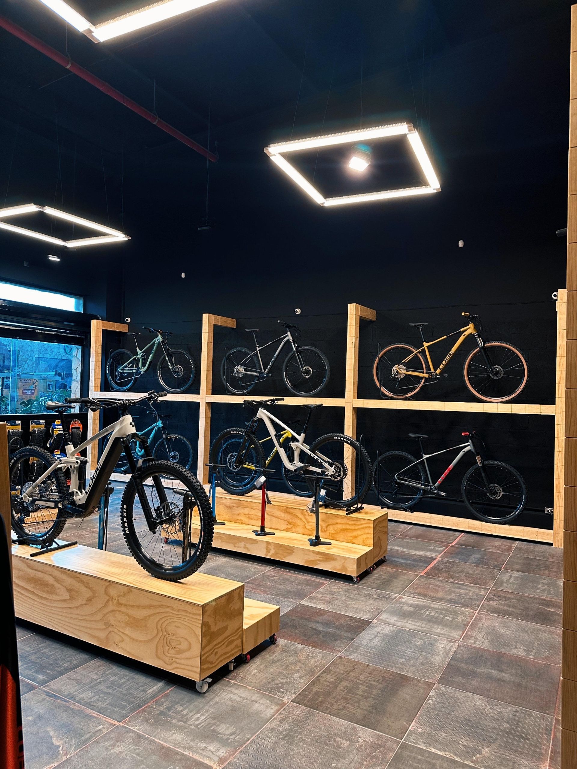 Una tienda de bicicletas con muchas bicicletas en exhibición.