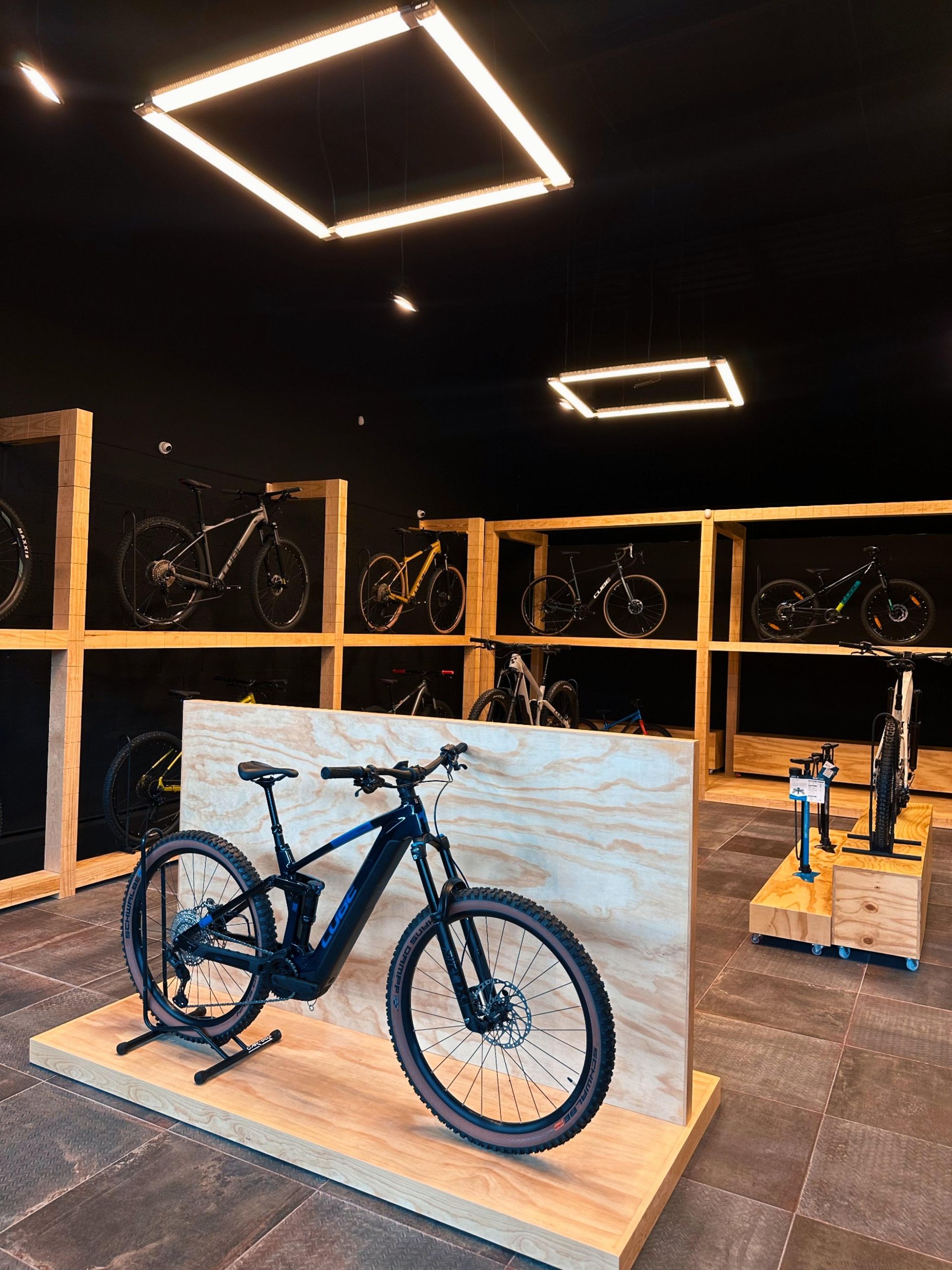 Una bicicleta se exhibe en una tienda.