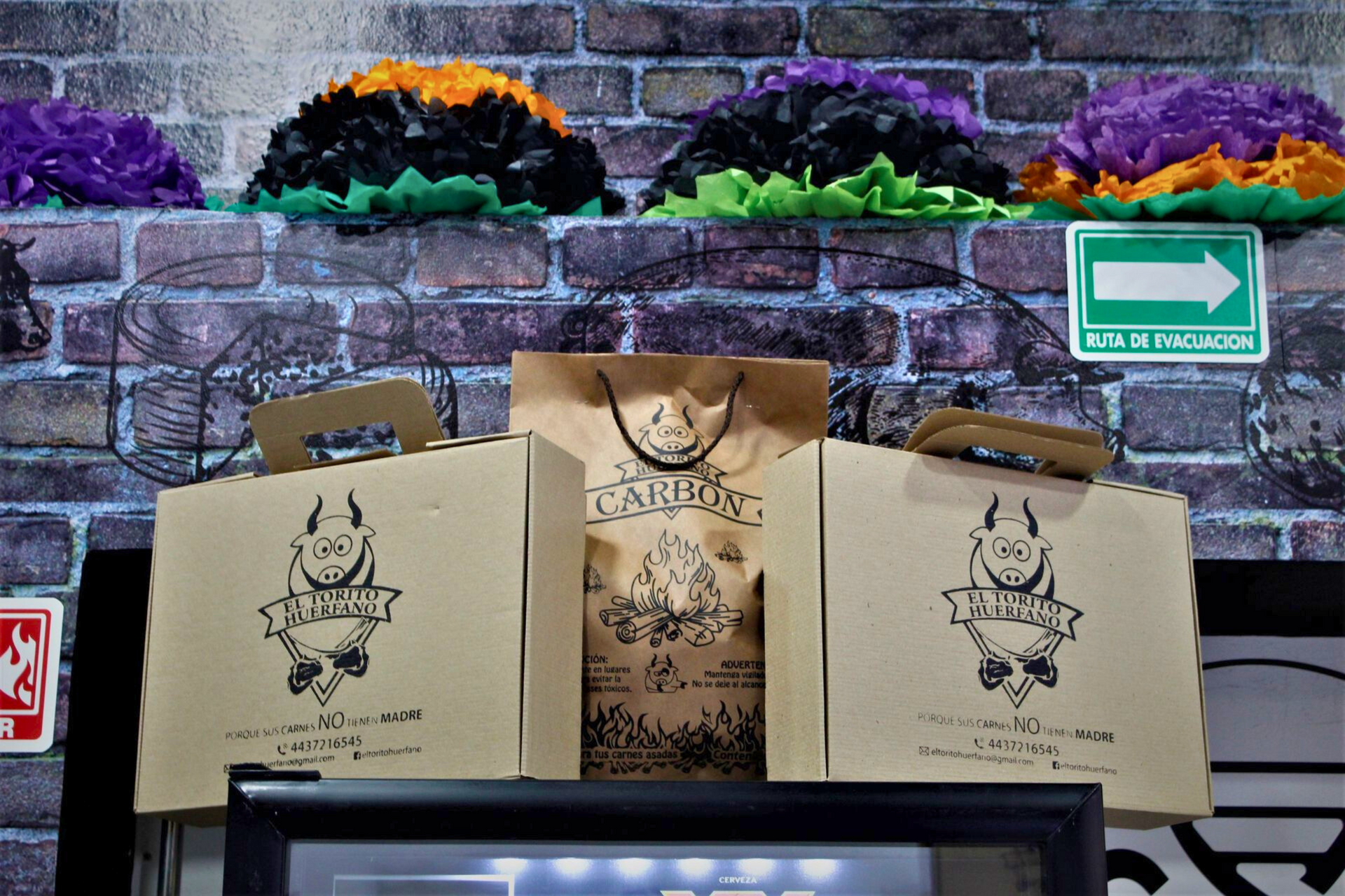 Una pared de ladrillos con una flecha verde apuntando hacia la derecha