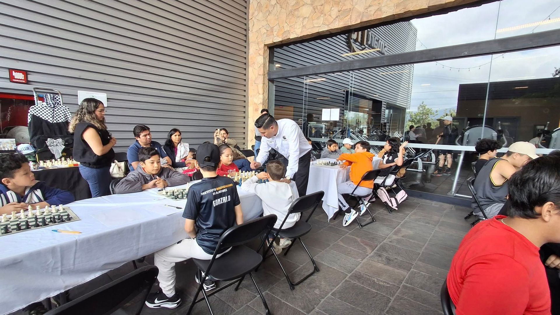 Torneo de ajedrez: Niños jugando al ajedrez an la plaza Andador Morelia, el pasado 30 de septiembre