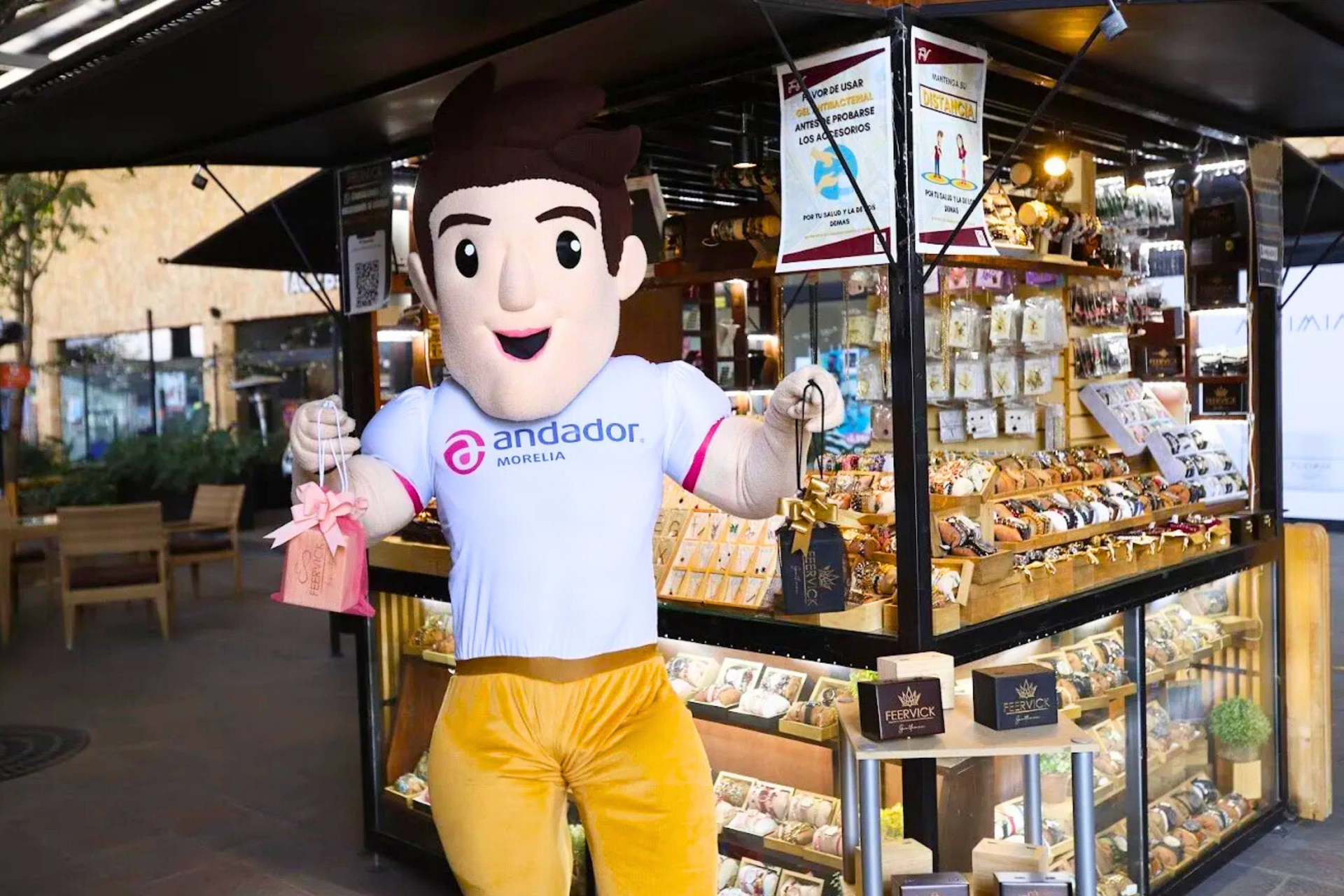 Una mascota está parada frente a una tienda.