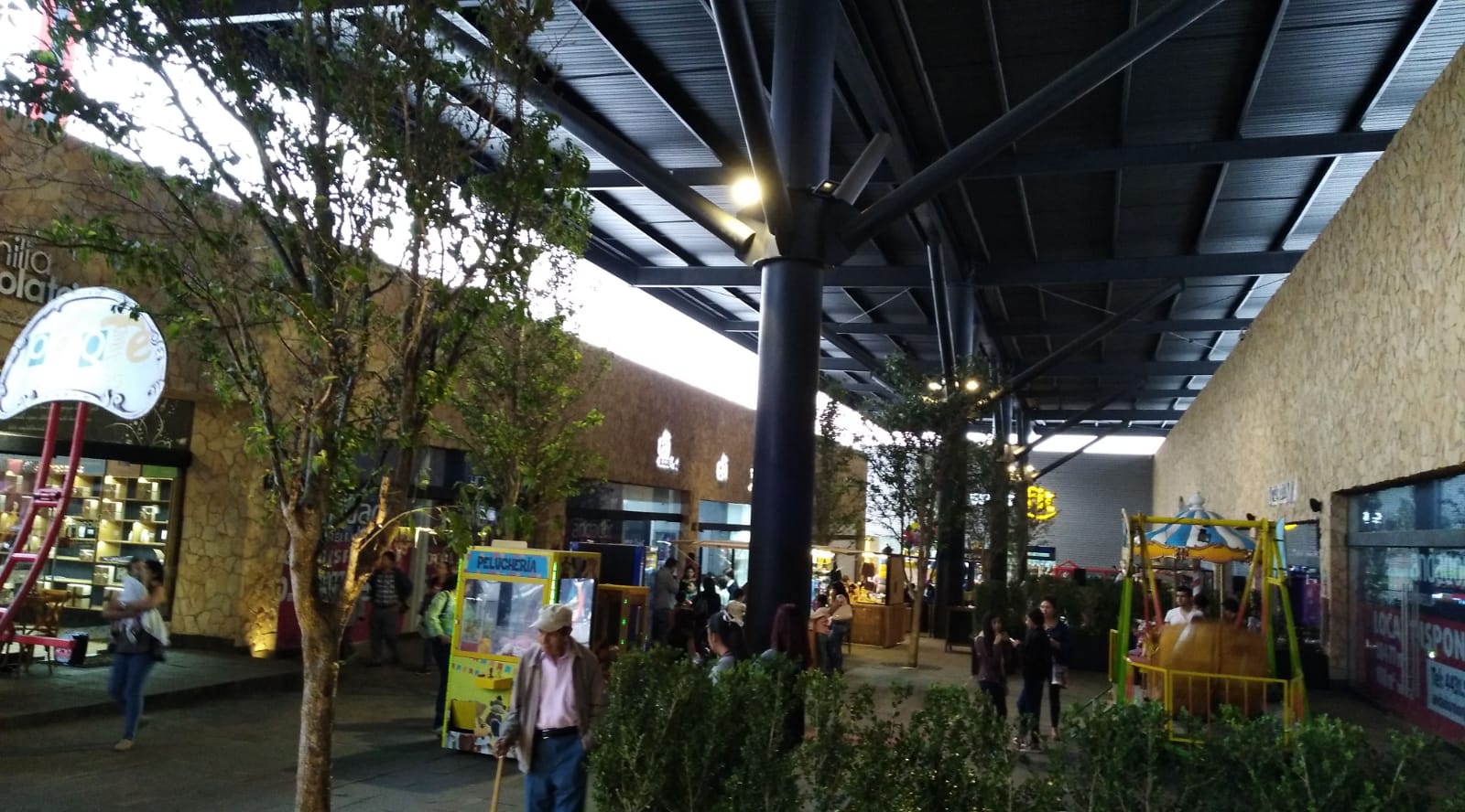 Un grupo de personas camina por un gran edificio.