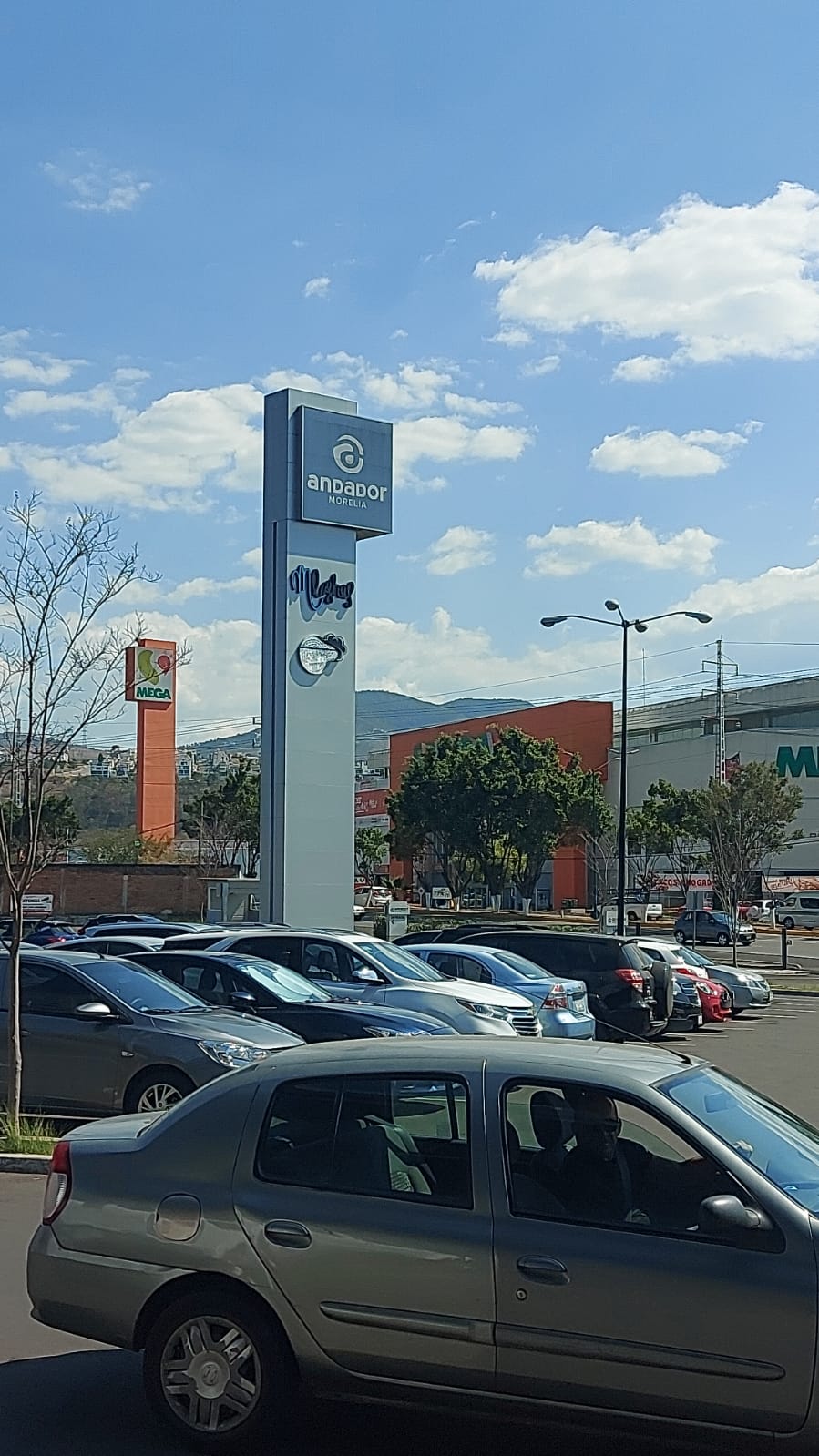 Un automóvil está estacionado en un estacionamiento frente a un edificio.