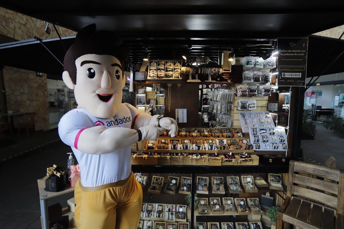 Una mascota está parada frente a un mostrador en una tienda.