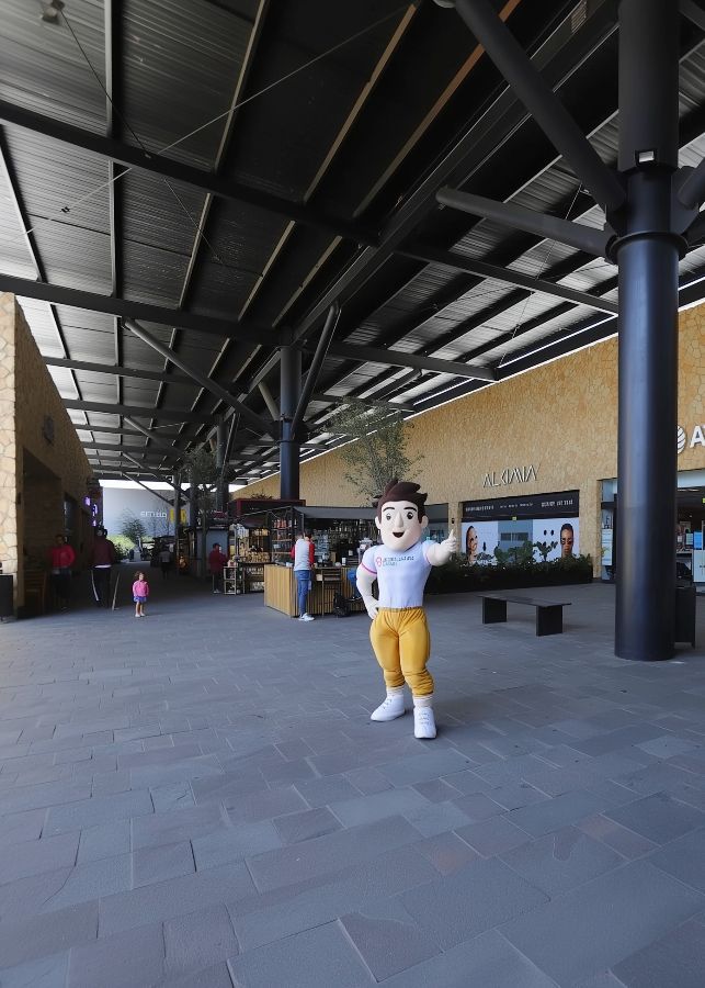 Una mano sostiene una bolsa azul que dice gracias