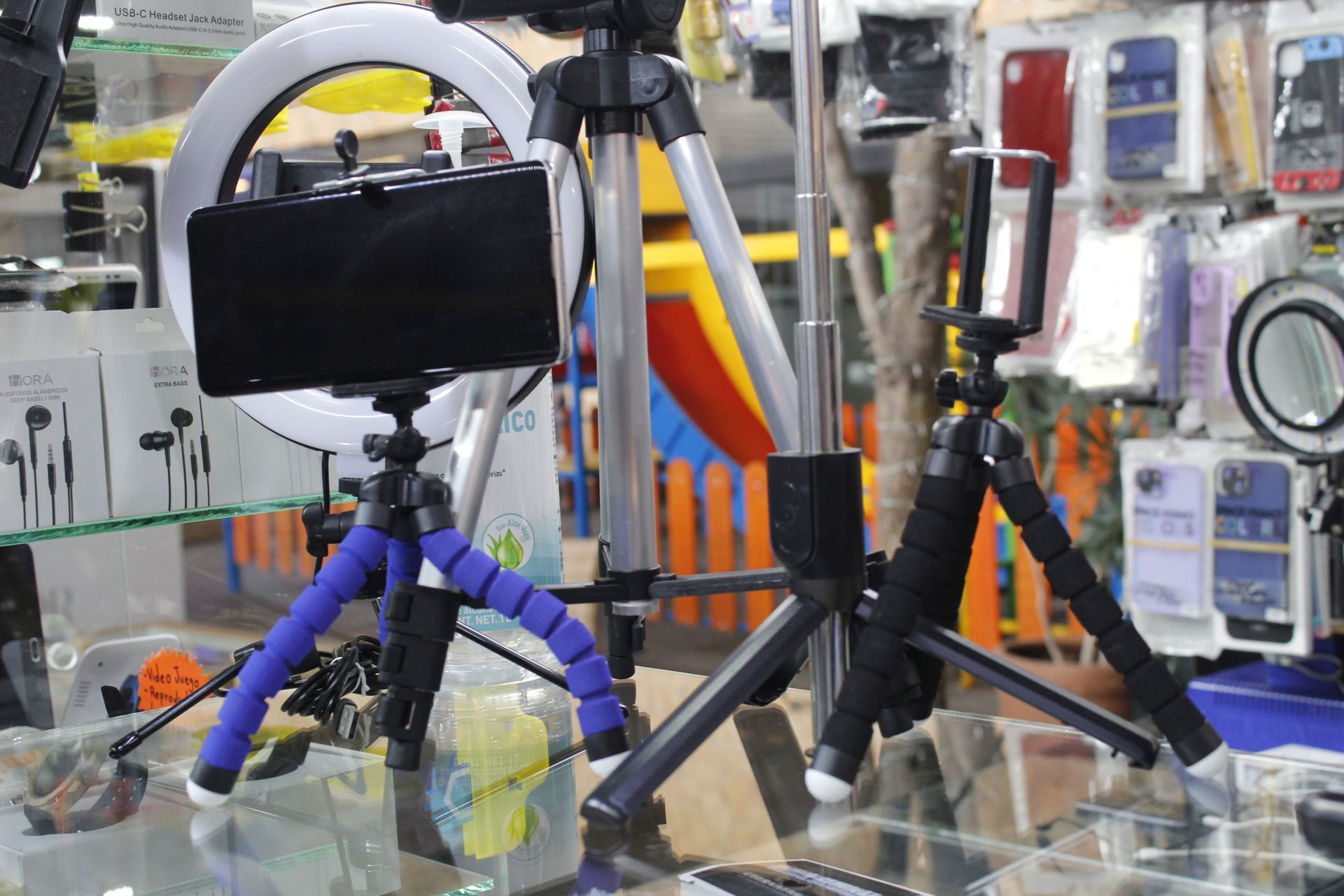 Un teléfono celular está colocado encima de un trípode en una tienda.