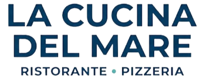 Logo per La Cucina Del Mare, caratterizzato da una scritta blu scuro con un piccolo punto azzurro tra le parole Ristorante e Pizzeria.