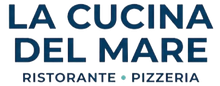 Logo per La Cucina Del Mare, caratterizzato da una scritta blu scuro con un piccolo punto azzurro tra le parole Ristorante e Pizzeria.