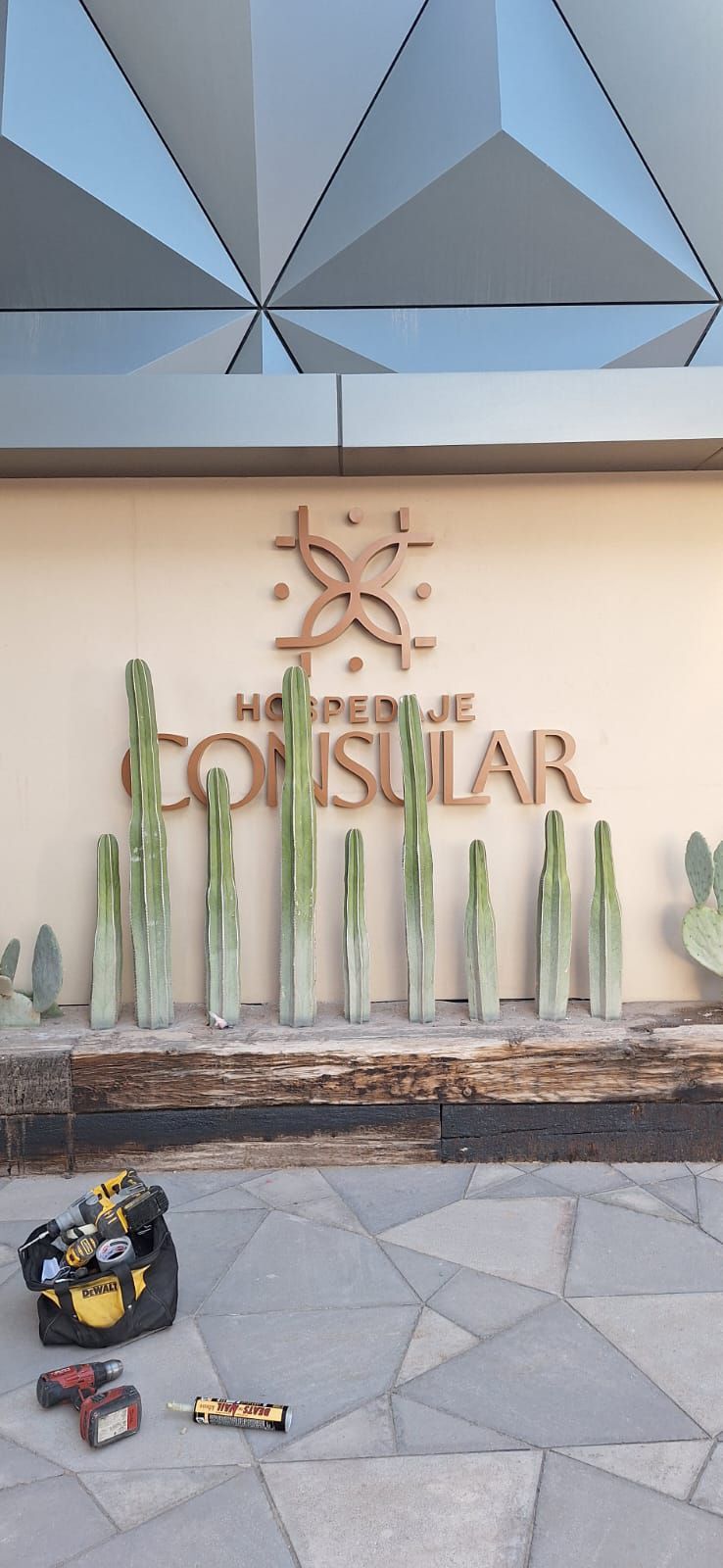 Exterior de un edificio con un letrero que dice 