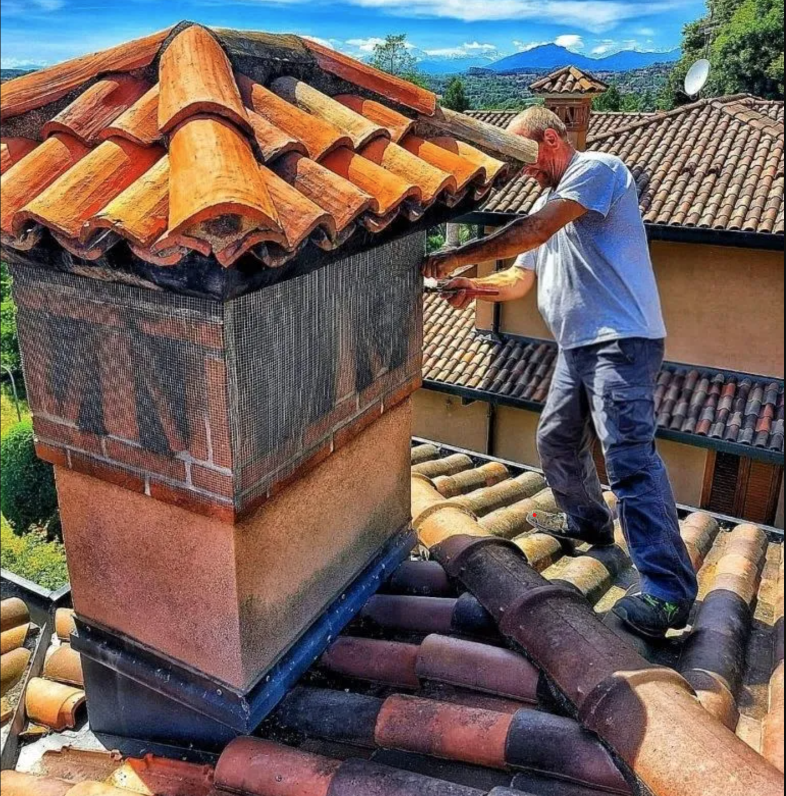 Spazzacamino istalla la rete di protezione sul camino su un tetto