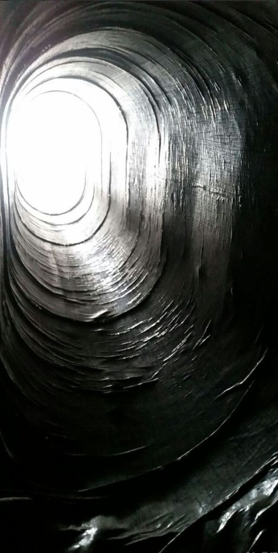 Un camino di rame è appoggiato su un tetto di tegole.