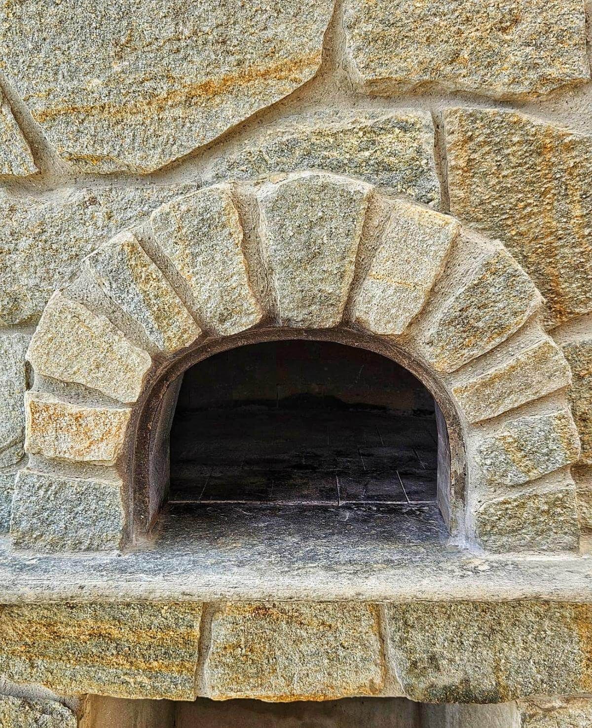 Un muro di pietra con un buco nel mezzo.