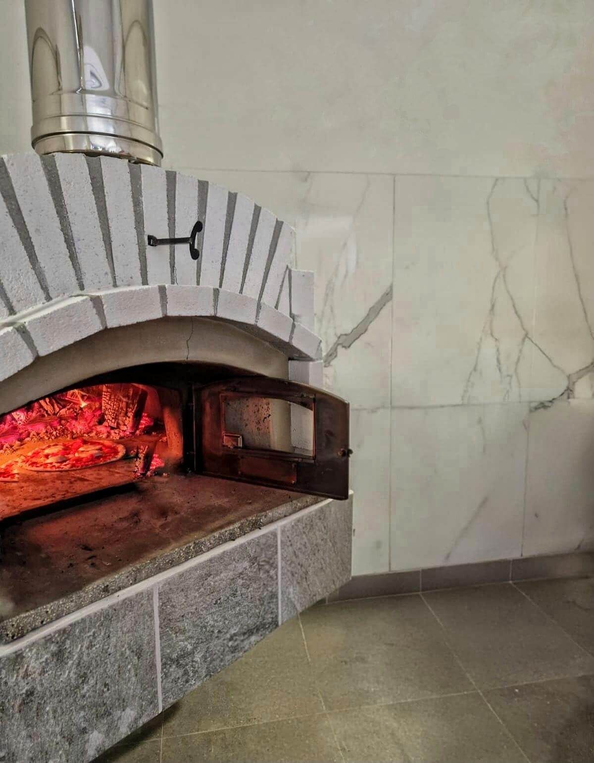 Un forno per pizza viene utilizzato per cuocere la pizza in una cucina.