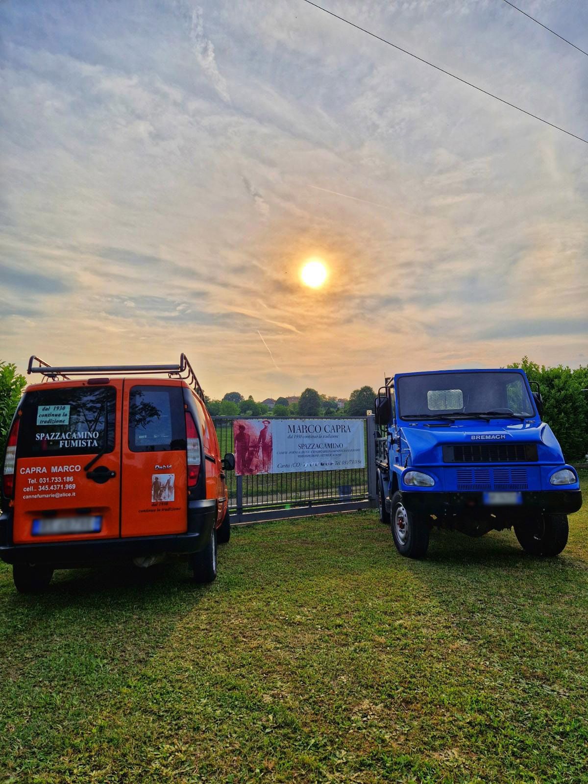 Spazzacamino che indossa un cappello a cilindro sta lavorando su un camino 
