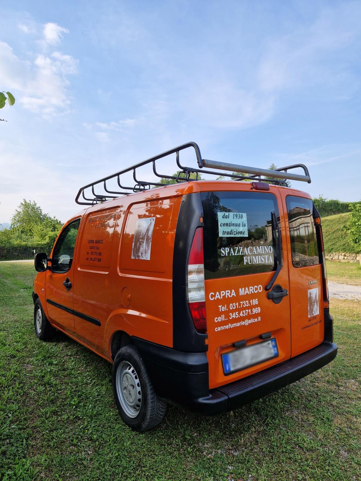 Un camino di rame è appoggiato su un tetto di tegole.