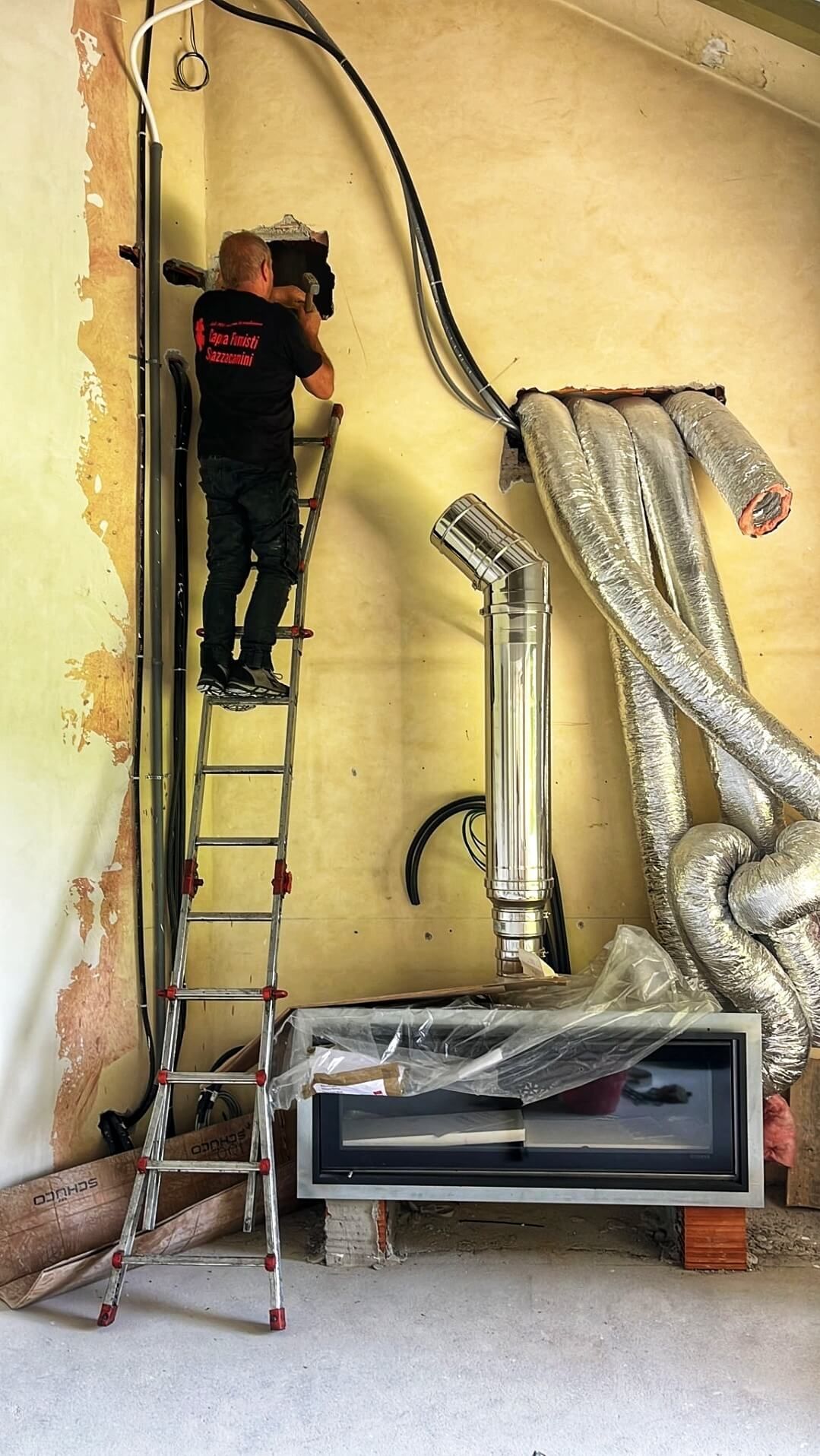 spazzacamino è in piedi su una scala e sta lavorando su un camino.