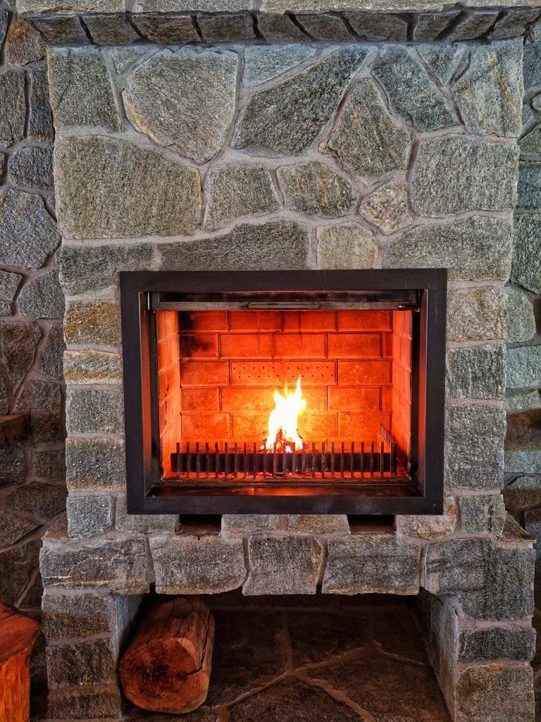 Camino in pietra con fuoco acceso