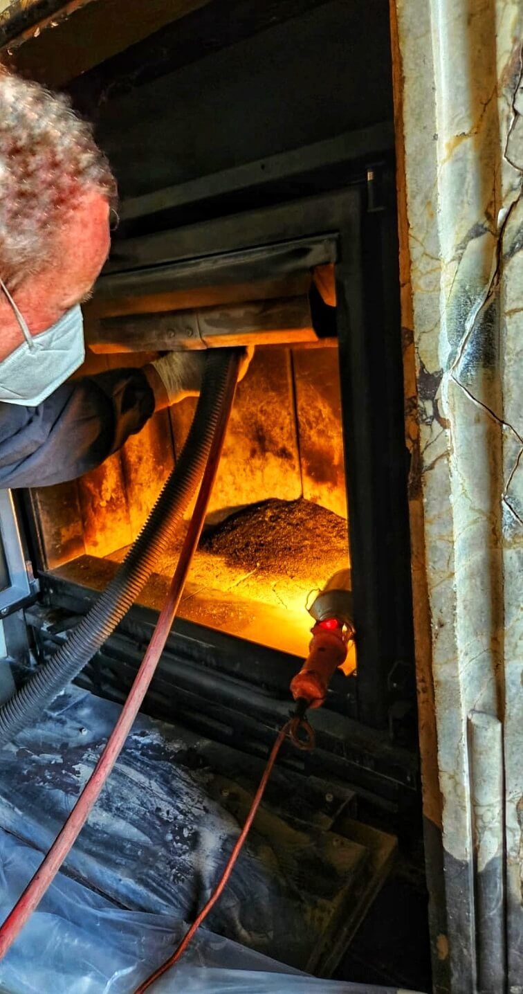 spazzacamino mentre pulisce il camino