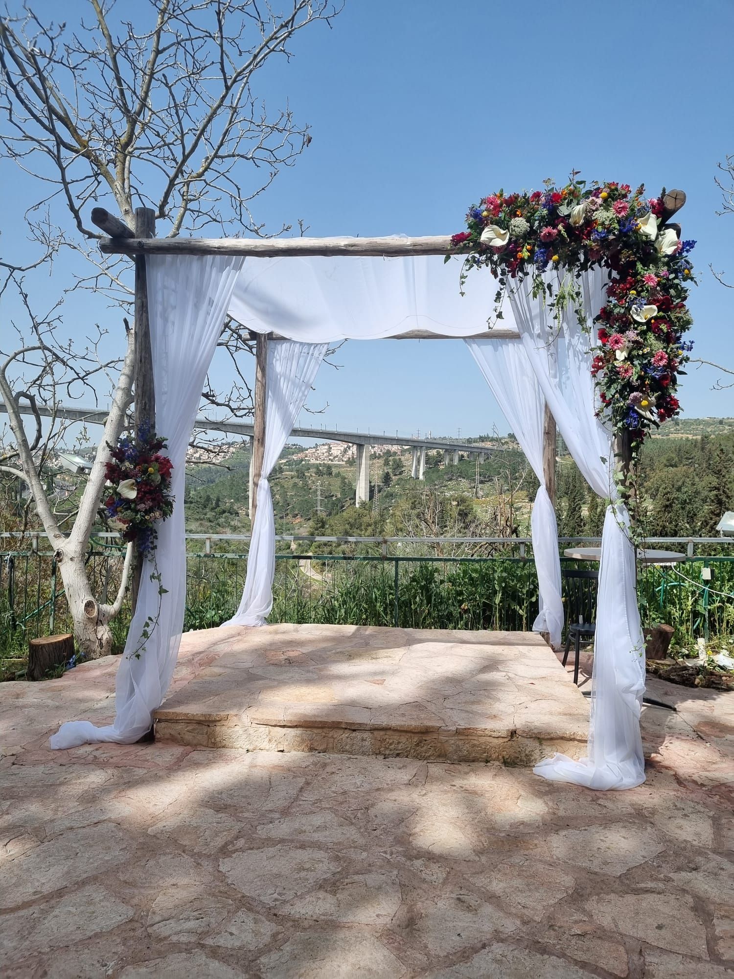 חופת ר צבעונית על רקע הרי ירושלים