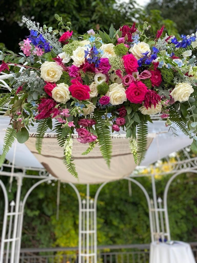 חופת גזיבו מעוצבת בפרחים טריים