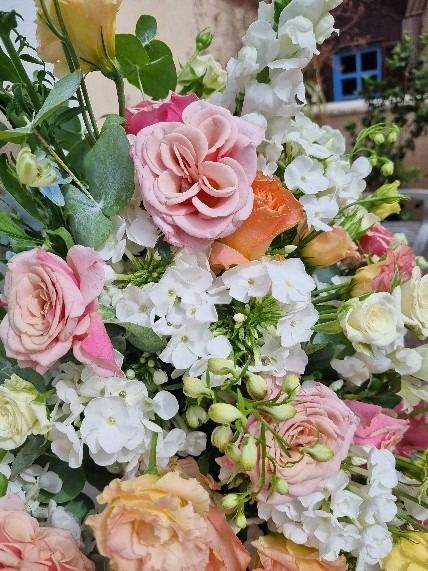 חופה מסורתית מעוצבת בחזית