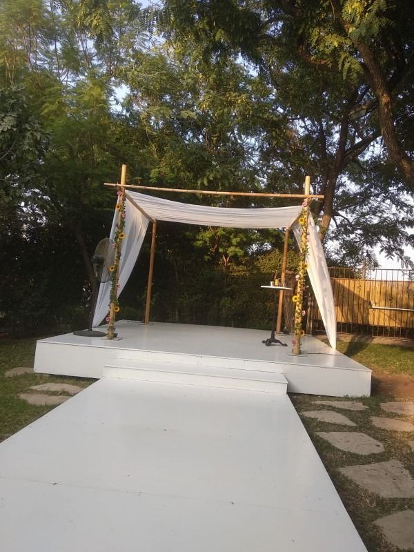 חופה בליפוף קיסוס ופרחים עמידים.