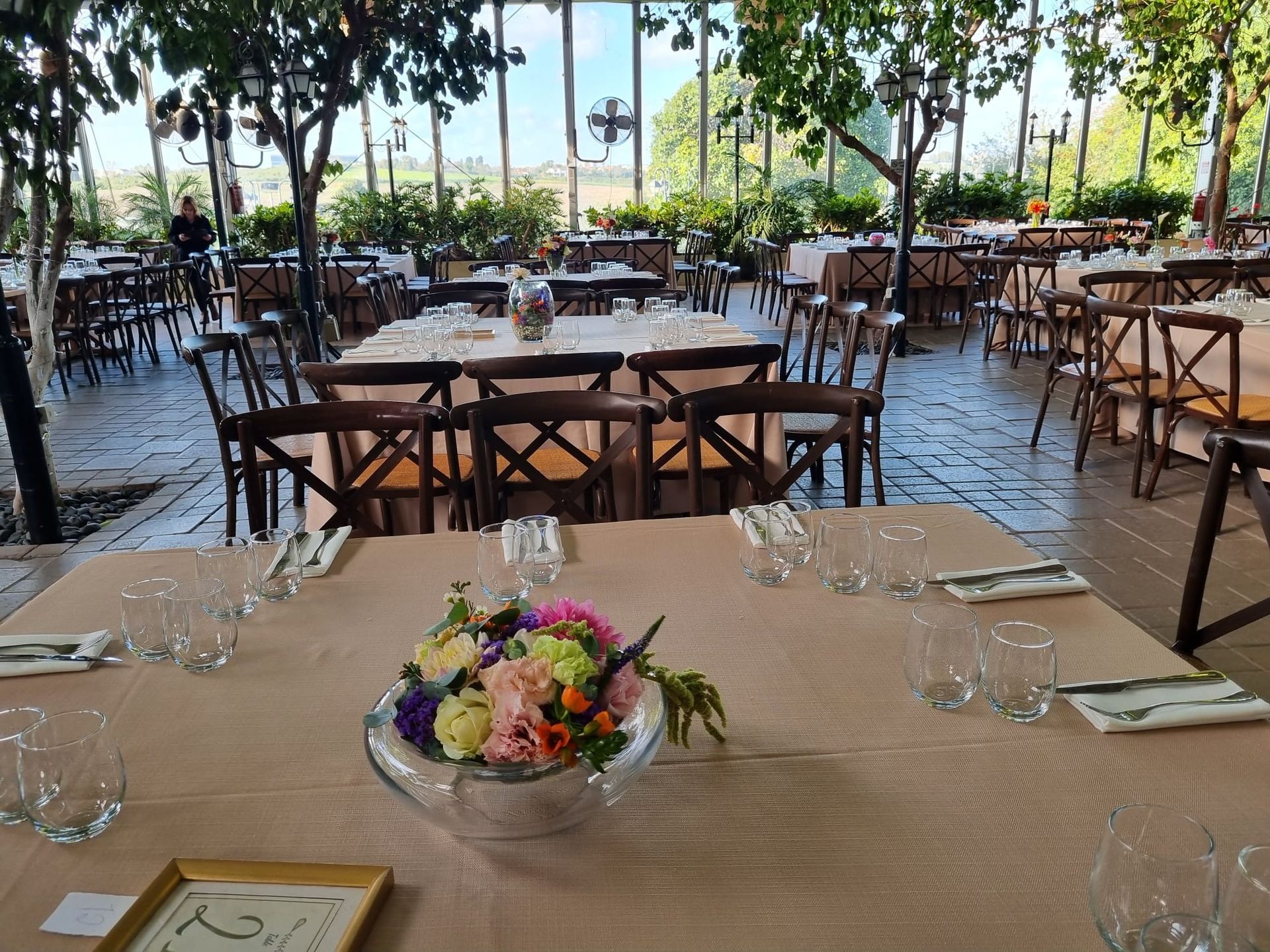 סידור פרחים למרכז שולחן בחתונה