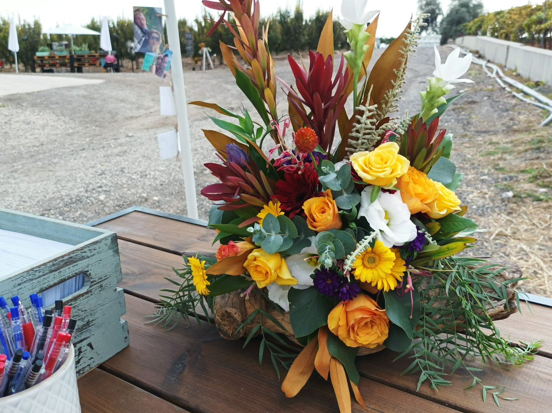 סידור פרחים לעמדת מארחת