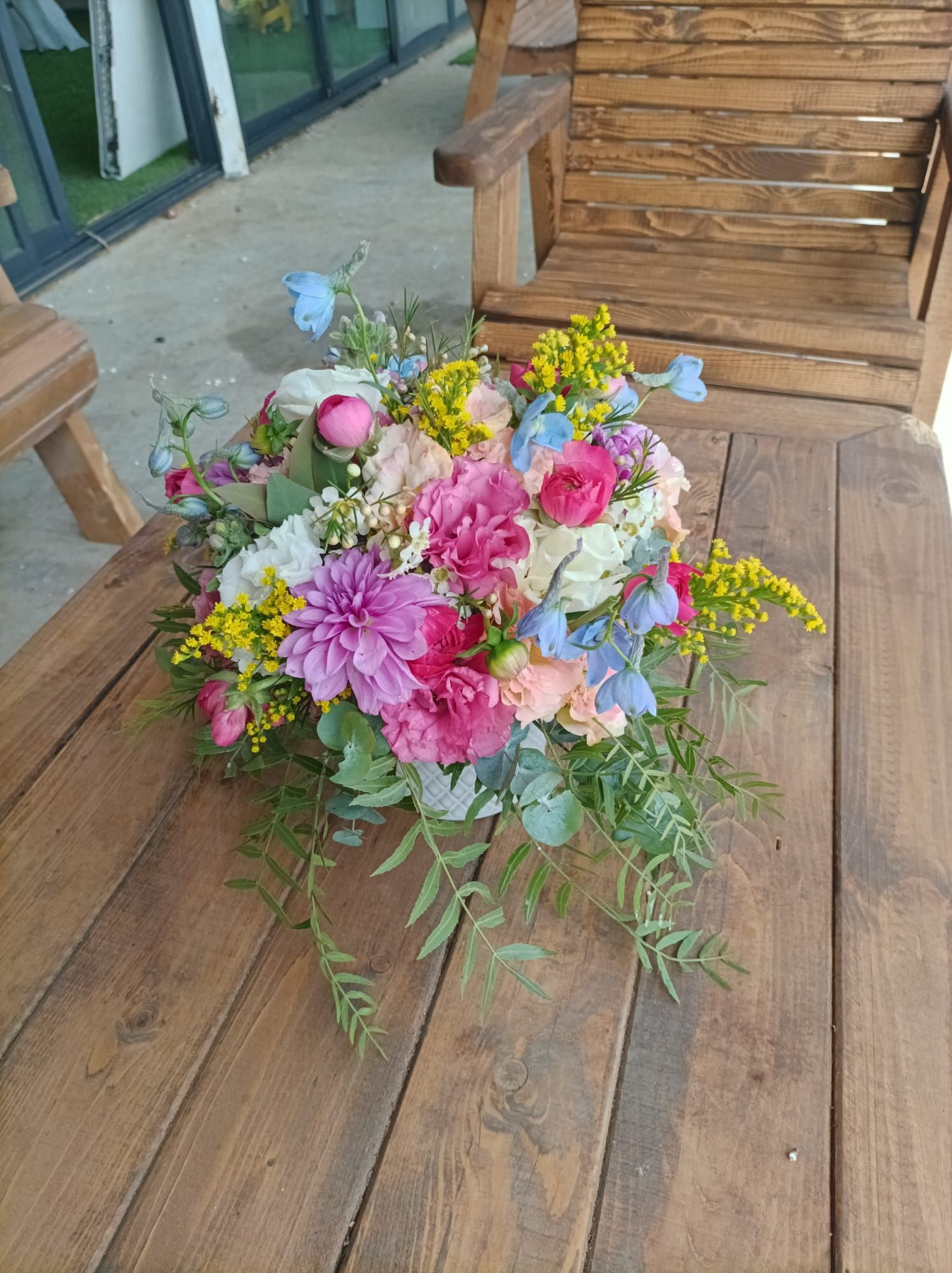 סידור פרחים למרכז שולחן בבת מצווה