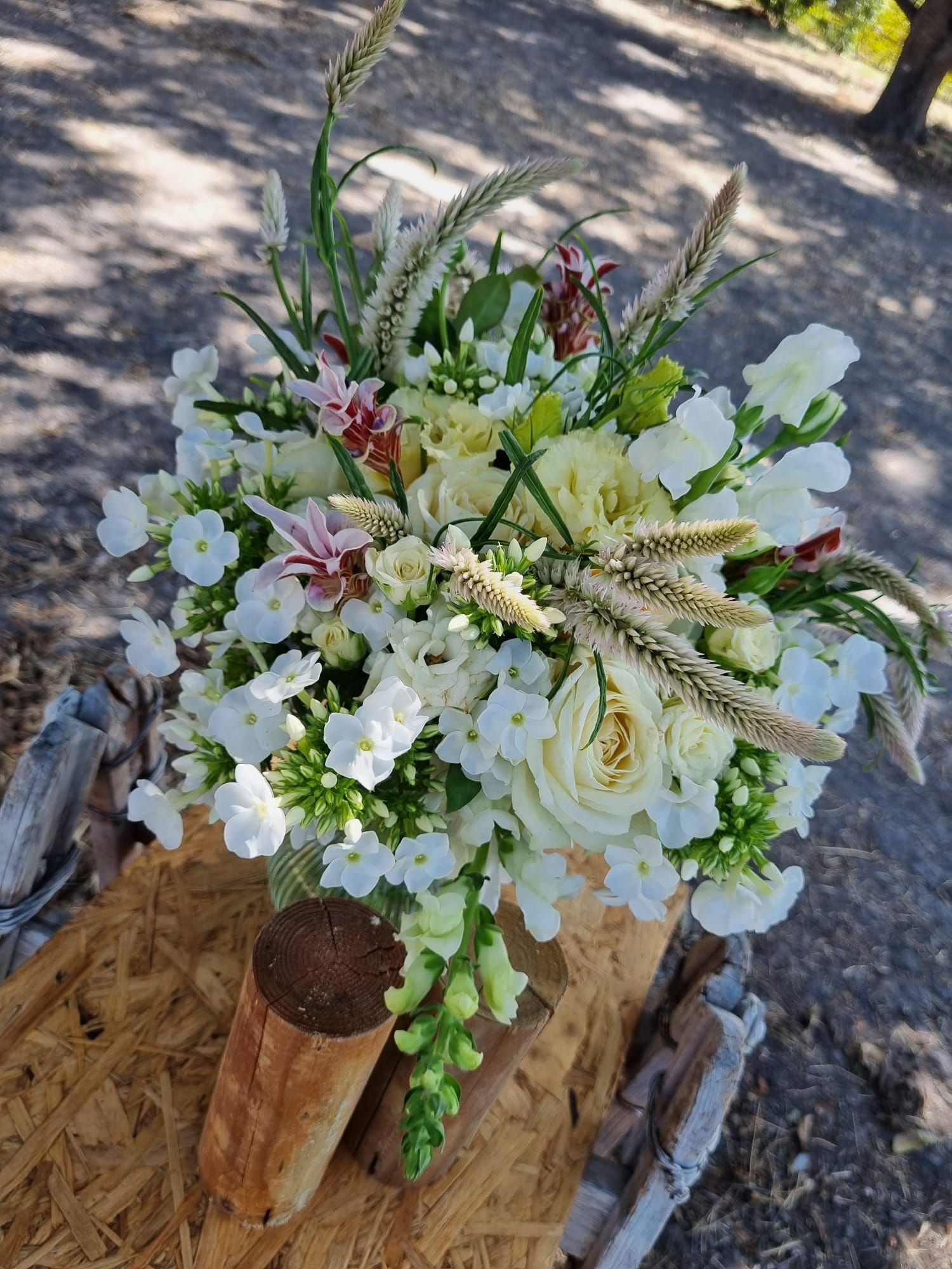 סידור פרחים לעמדת מארחת