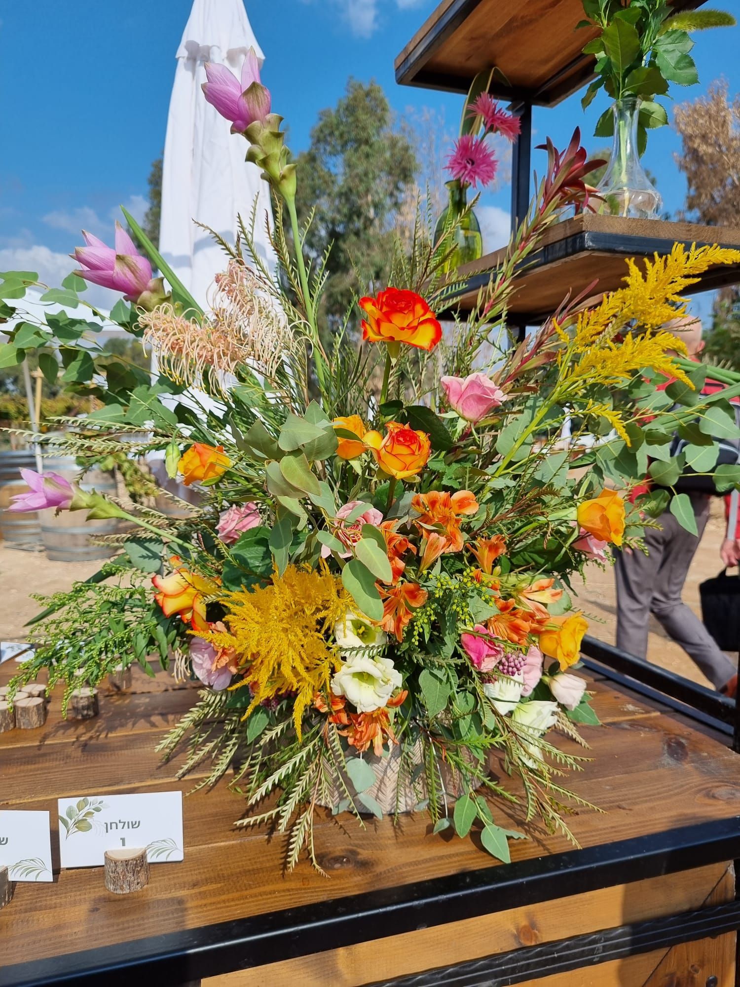 סידור פרחים לעמדת מארחת