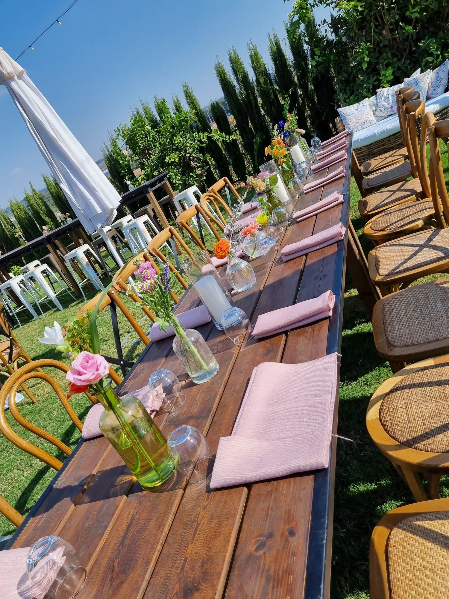 עיצוב מרכז שולחן בבקבוקים