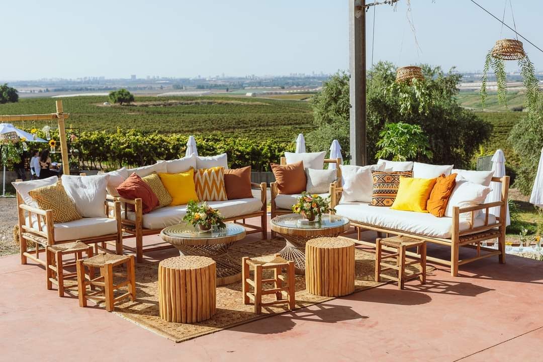 סידור פרחים למרכז שולחן בחתונה