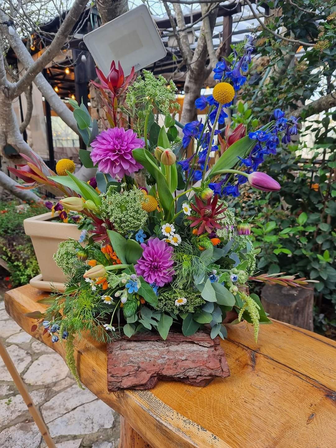 סידור פרחים לעמדת מארחת