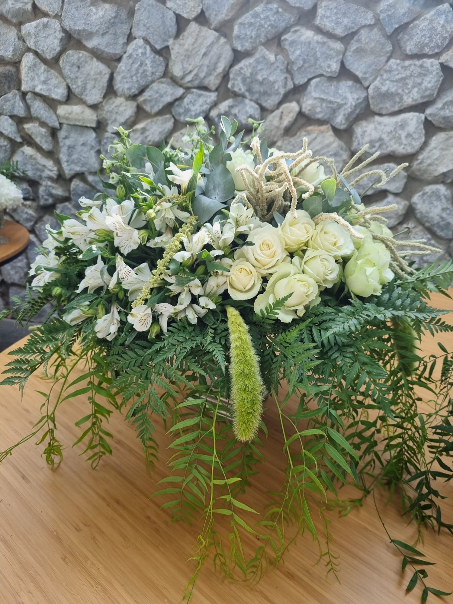 סידור פרחים למרכז שולחן בחתונה