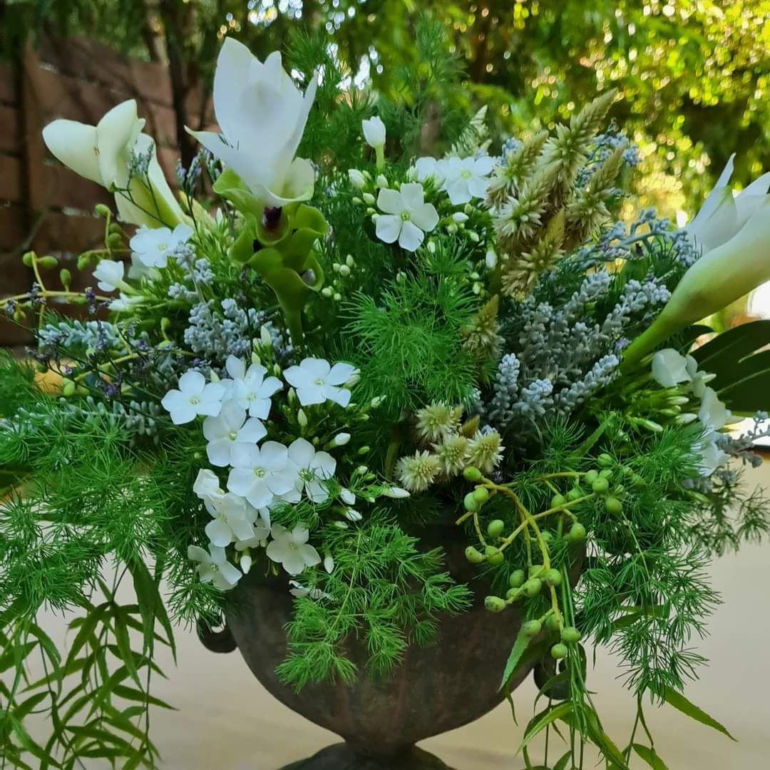 סידור פרחים למרכז שולחן בחתונה