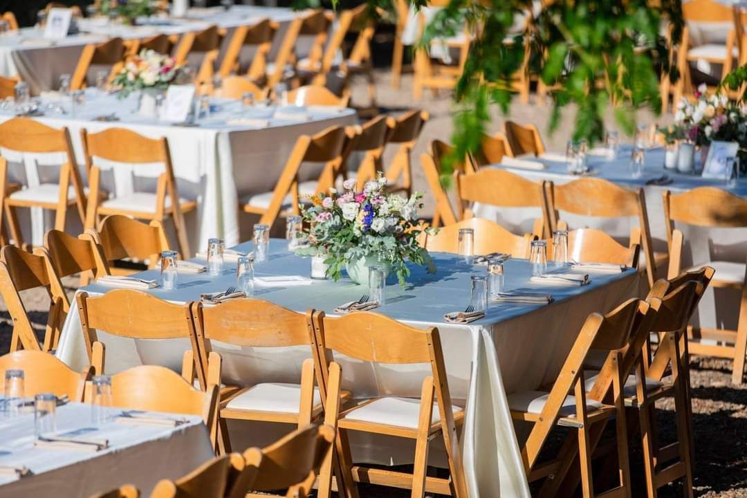 סידור פרחים למרכז שולחן בחתונה