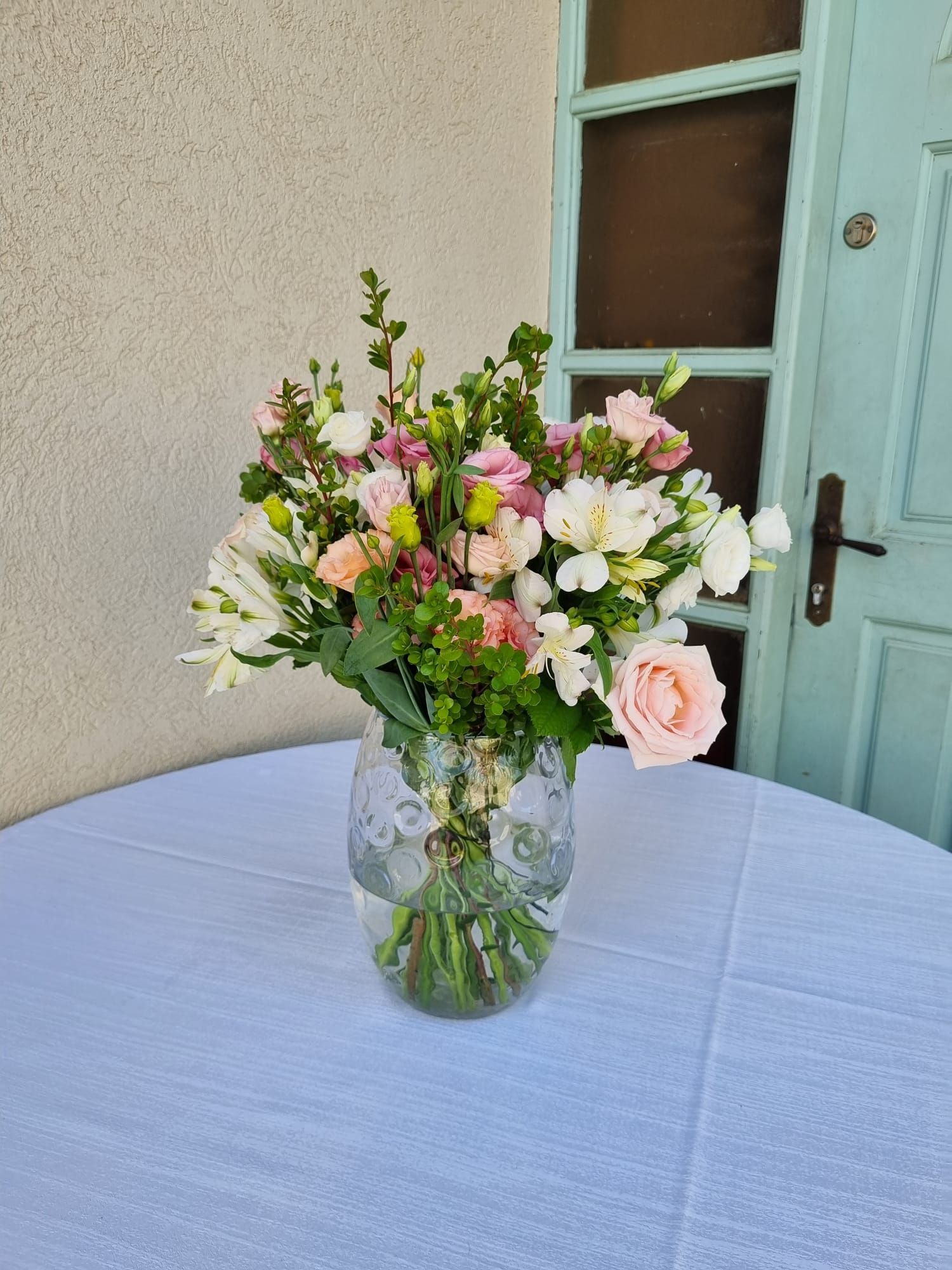 סידור פרחים למרכז שולחן בחתונה