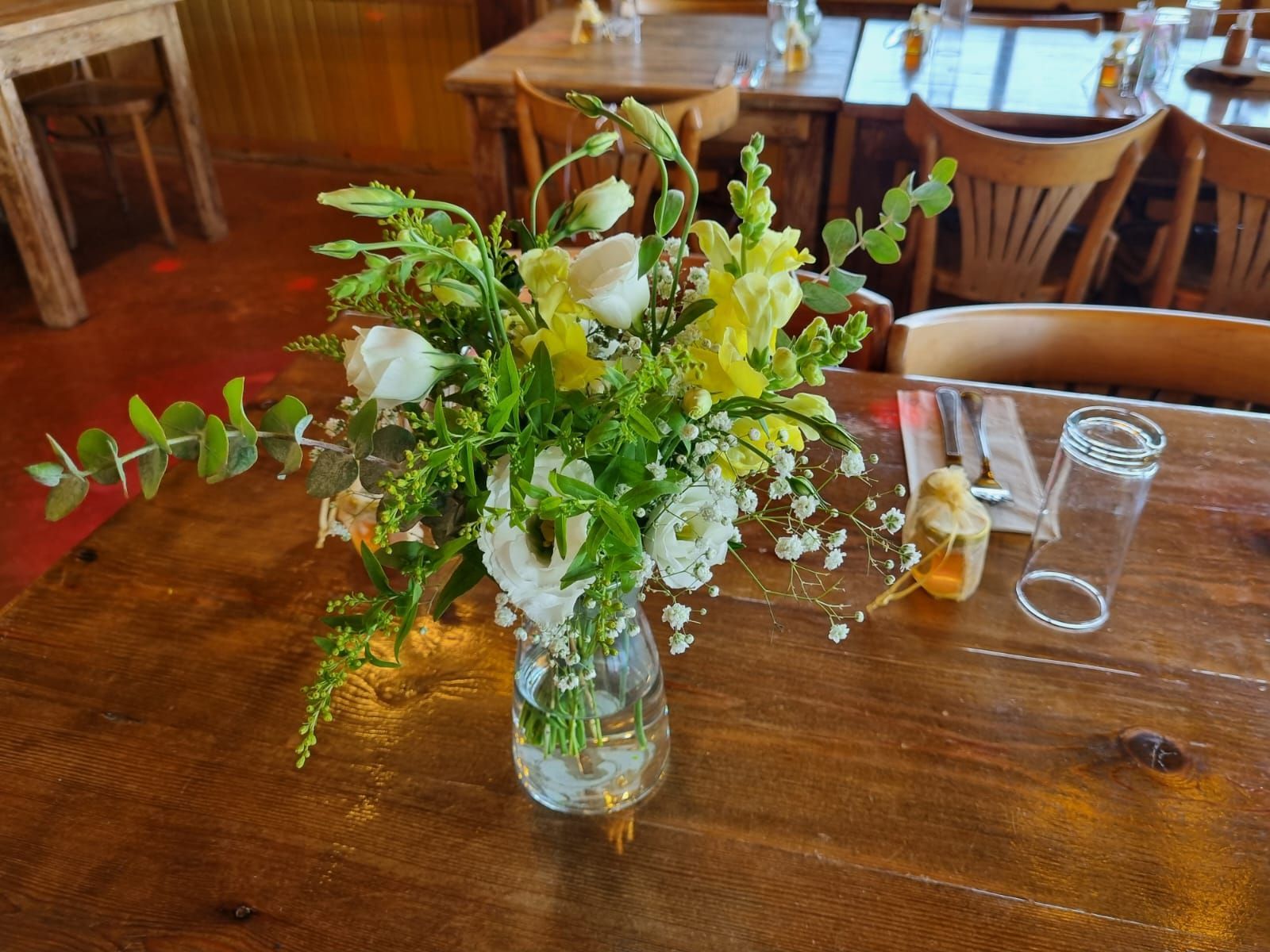 סידור פרחים למרכז שולחן  בבר מצווה