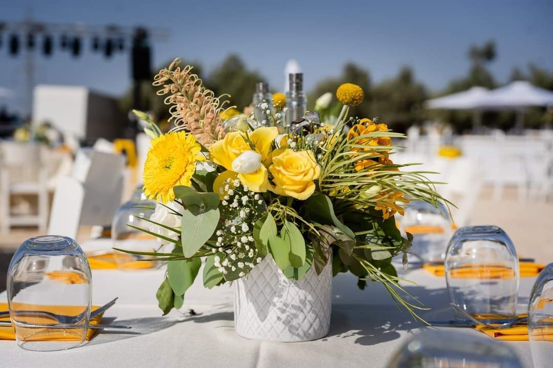 סידור פרחים למרכז שולחן בחתונה