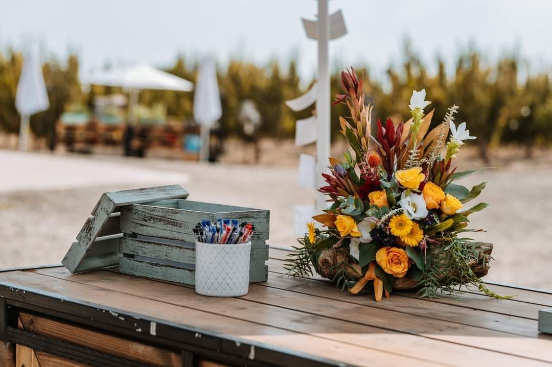 סידור פרחים לעמדת מארחת