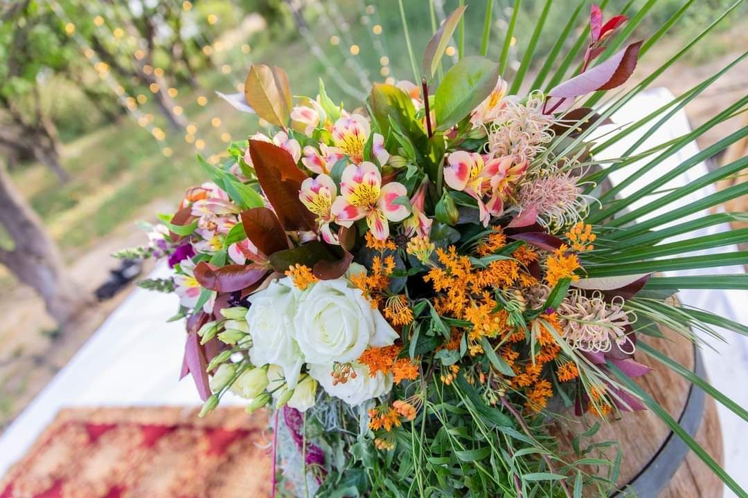 סידור פרחים לעמדת מארחת