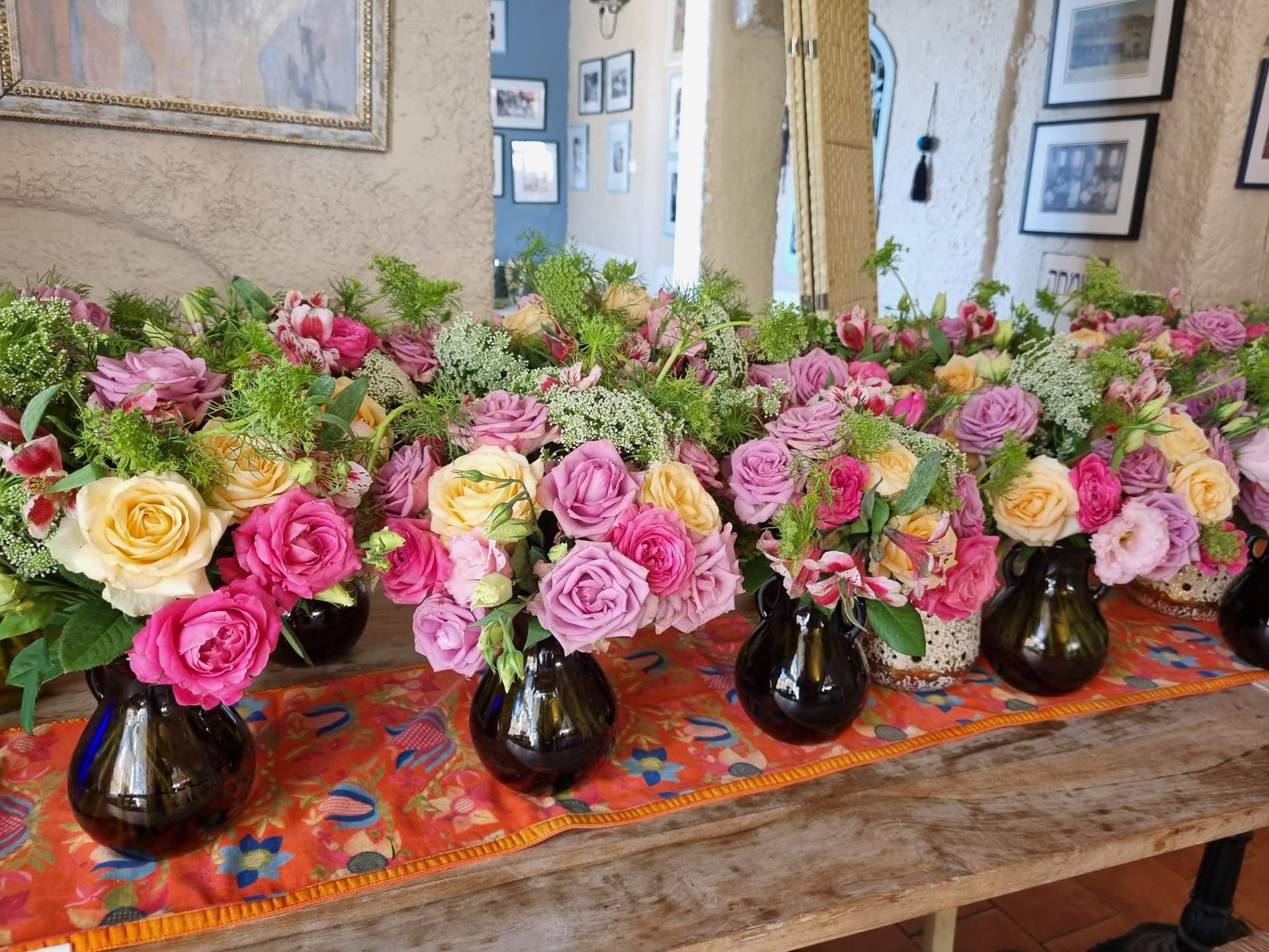 סידור פרחים למרכז שולחן בחתונה