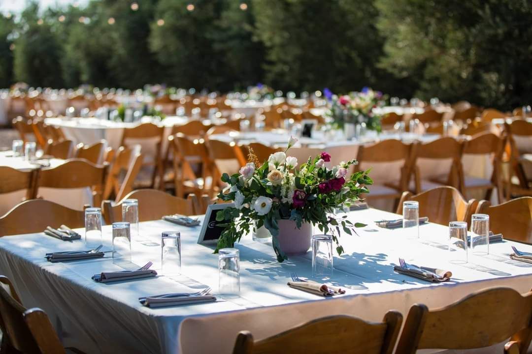 סידור פרחים למרכז שולחן  בחתונה