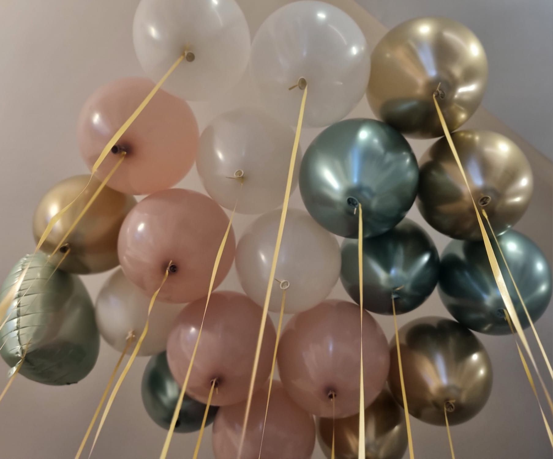 תקרת חדר יומולדת - בלוני הליום