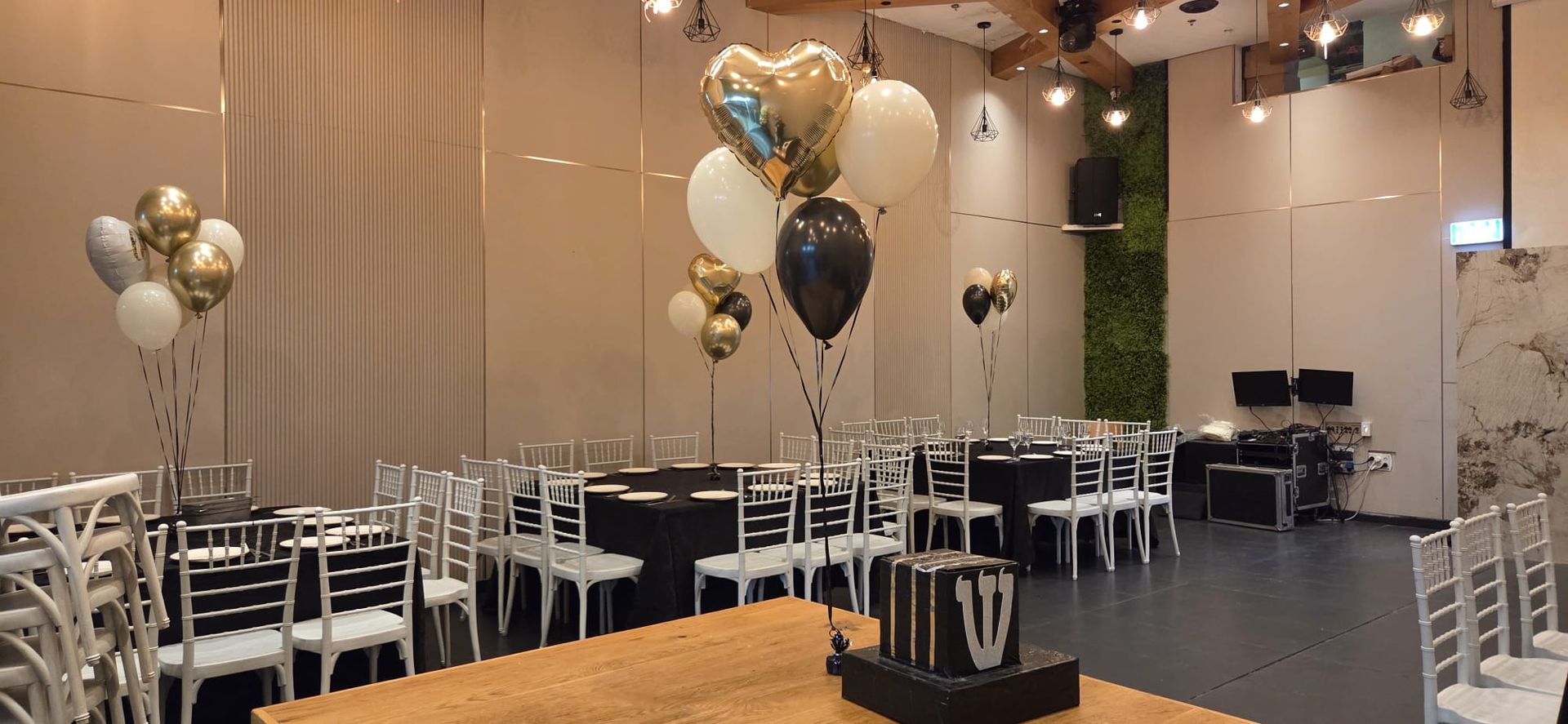 מרכז שולחן בלוני הליום עם משקולת