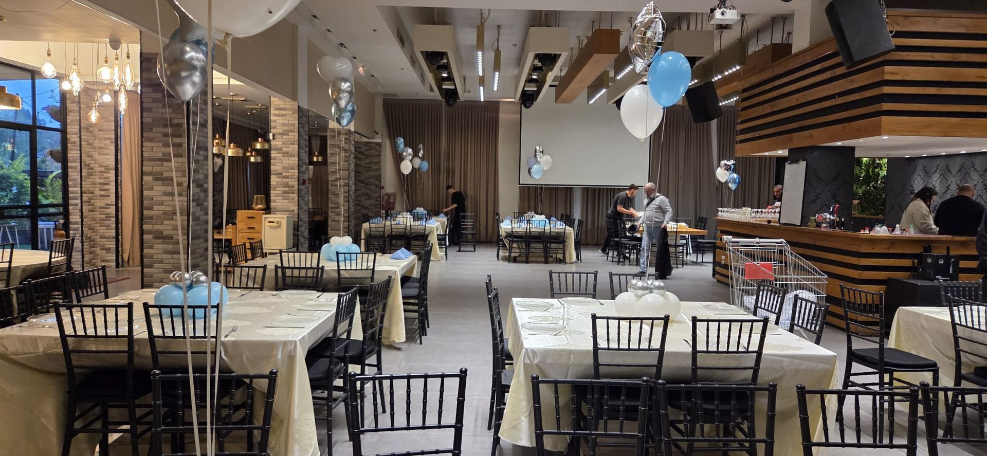 מרכז שולחן עם בלוני הליום ובסיס בלונים