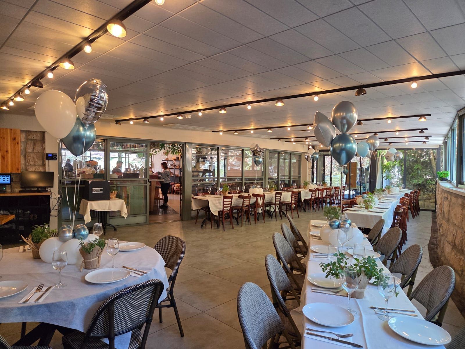 עיצוב משולב של בלונים וצמחי תבלין שהמשפחה הוסיפה